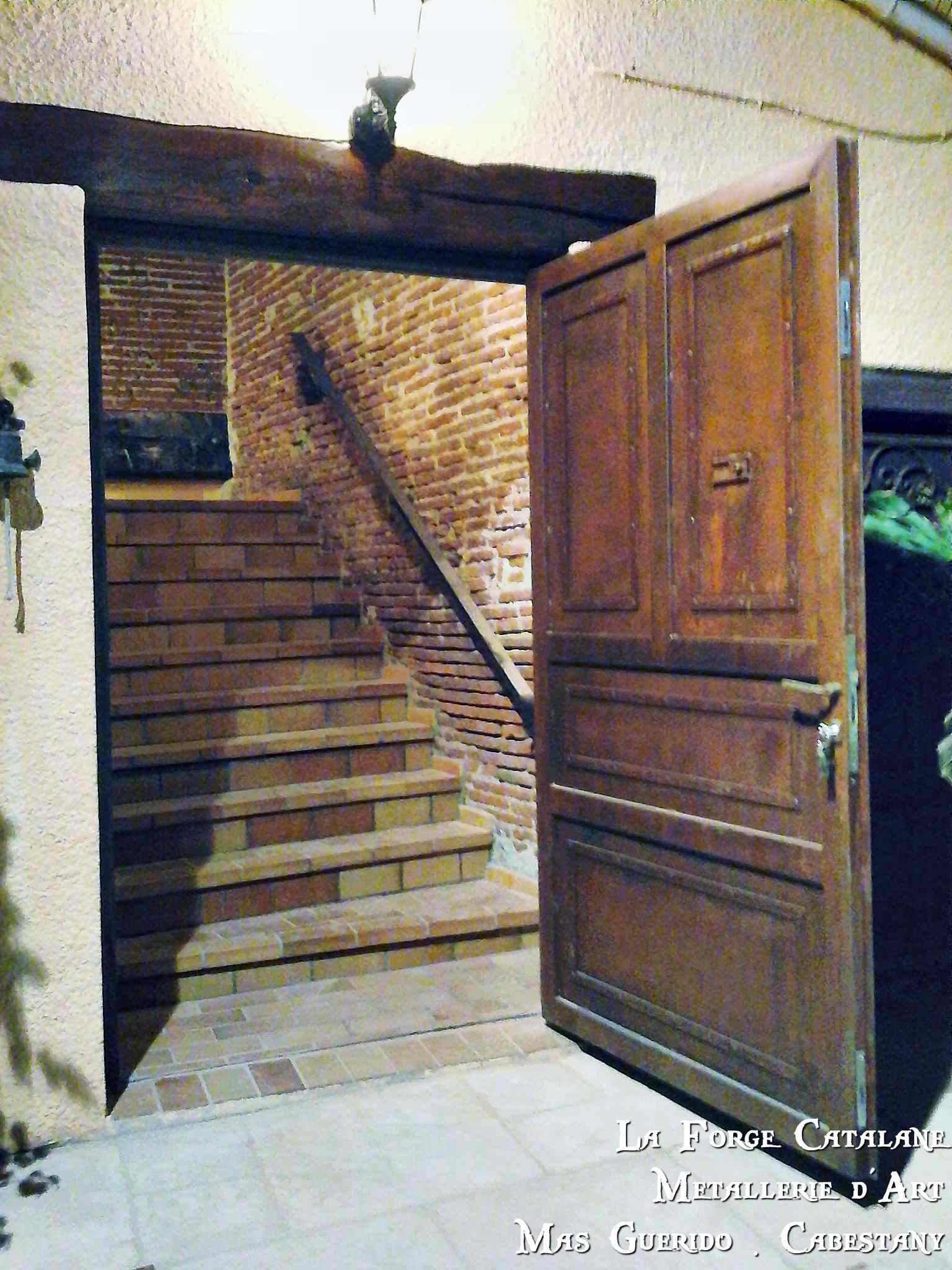 porte entree pleine ouvrage rivets apparent moulures La Forge Catalane.jpg